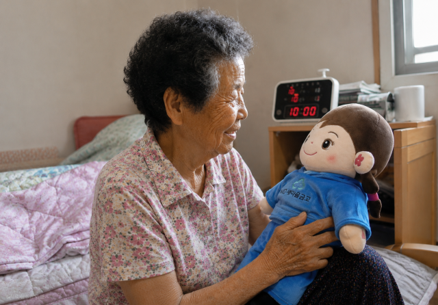 AI 돌봄로봇 ‘효돌이’, 독거노인 고립 해소 나선다… 부산 영도구 60가구 보급