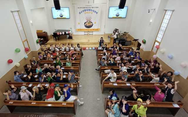 광교종합사회복지관, 초복 맞아 ‘광교종합사회복지관이 찾아간 닭’ 행사 성료