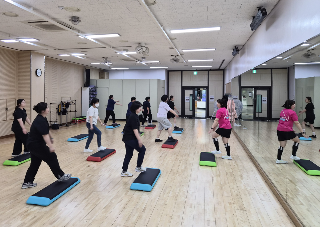 금천구민문화체육센터, 신규 프로그램 ‘스텝박스 에어로핏’ 인기
